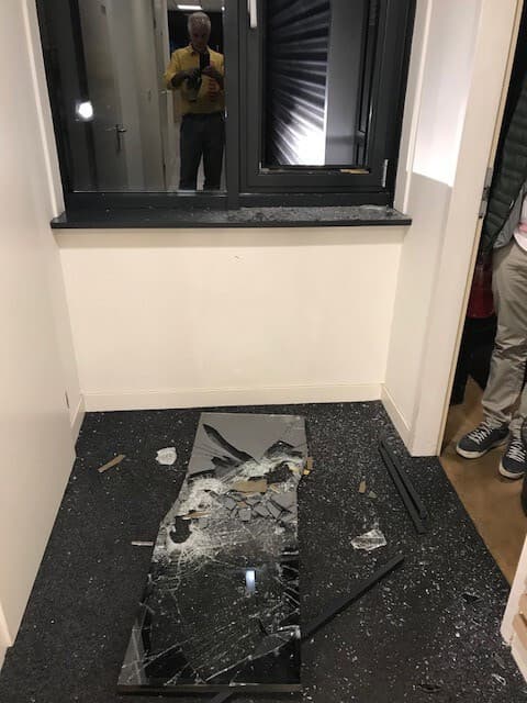 Nieuwe ruit geplaatst na inbraakschade bij Diba Groep B.V. in Uden.