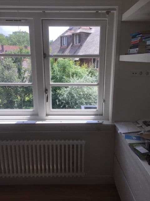 Inbraakschade aan HR-glas bij een woning in Uden, waarna de beschadigde ruit is vervangen.