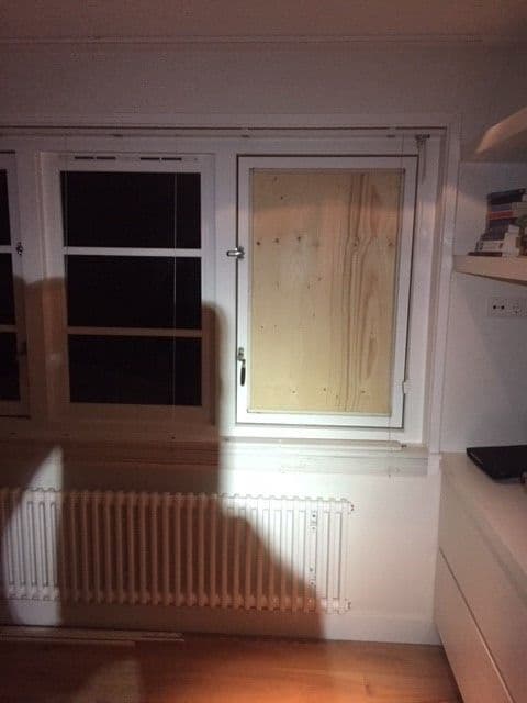 Gebroken ruit na inbraakschade bij een woning in Vught.