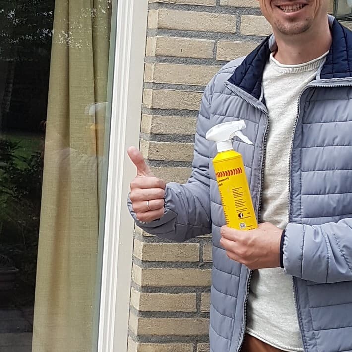 Glaszetter vervangt oude isolatieruiten aan de achterzijde van een woning in Alkmaar.