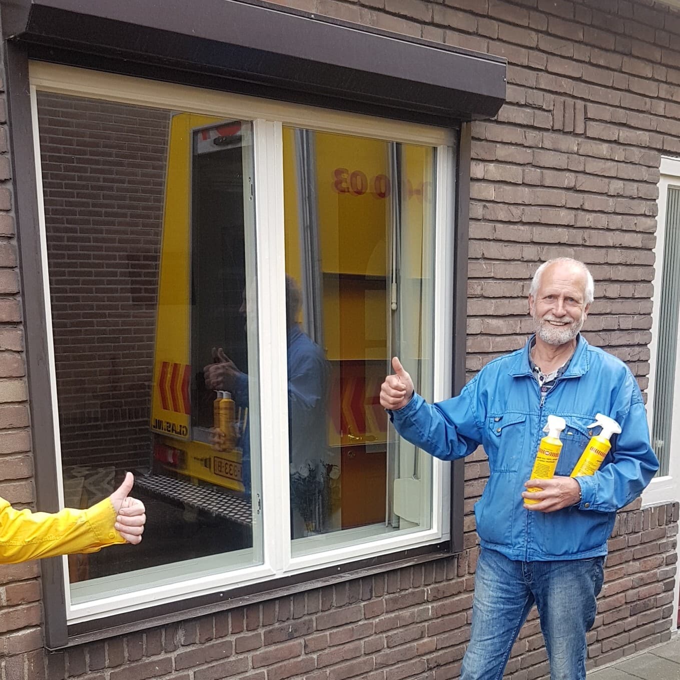 Blije klant met twee Glaspunt glascleaners