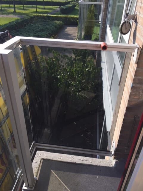 Glas geplaatst op een balkon