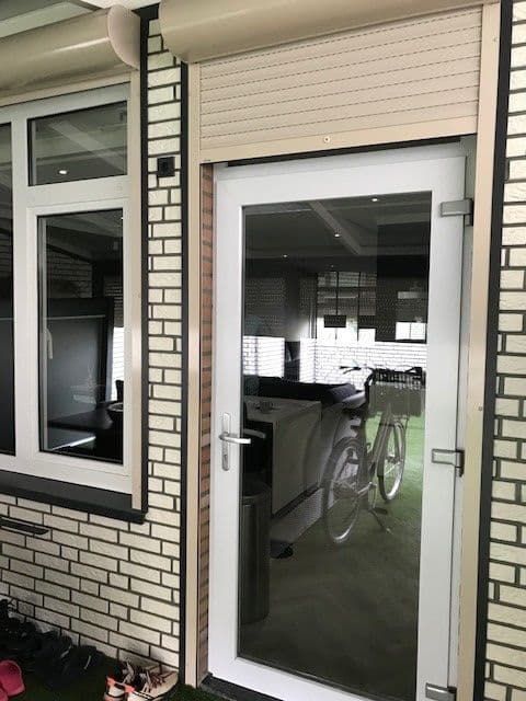 Beschadigde ruit in een deur vervangen bij een woning in Veldhoven.