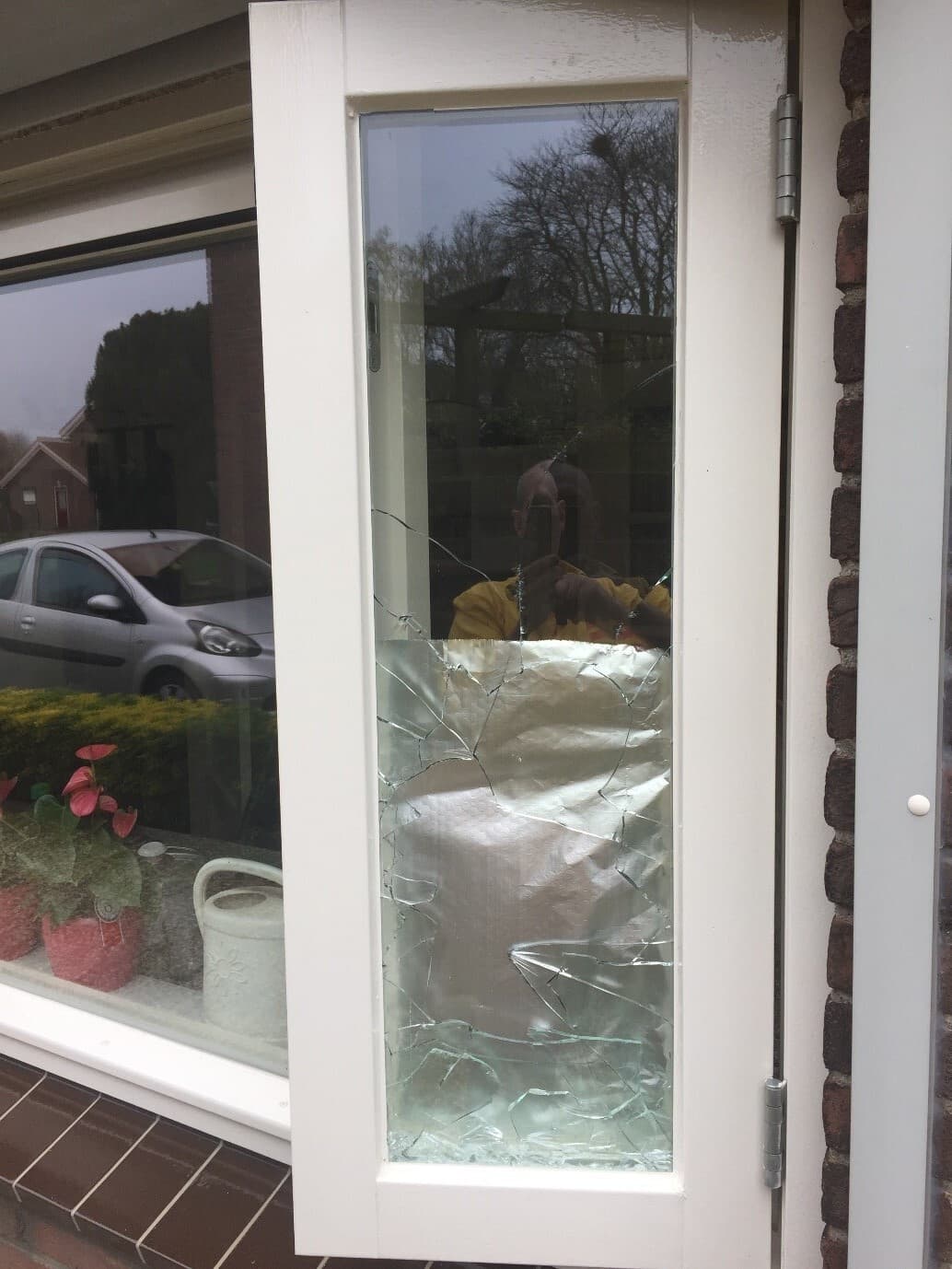 Ingetikte ruit bij een woning in Steenwijk, nadat de bewoner zichzelf had buitengesloten.
