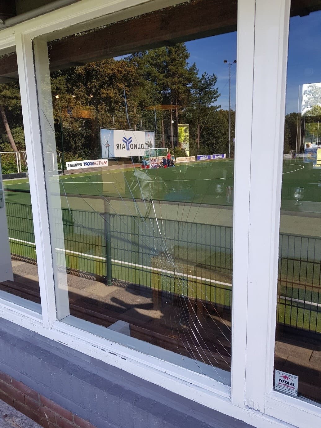 Ruitschade aan de kantine van hockeyclub MHCO in Oosterbeek door een hockeybal.