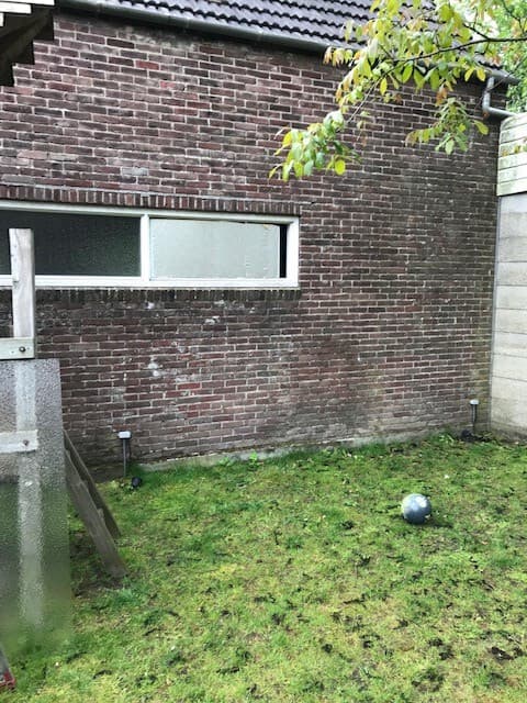 Gebroken ruit van een schuur na schade door een voetbal in Valkenswaard.
