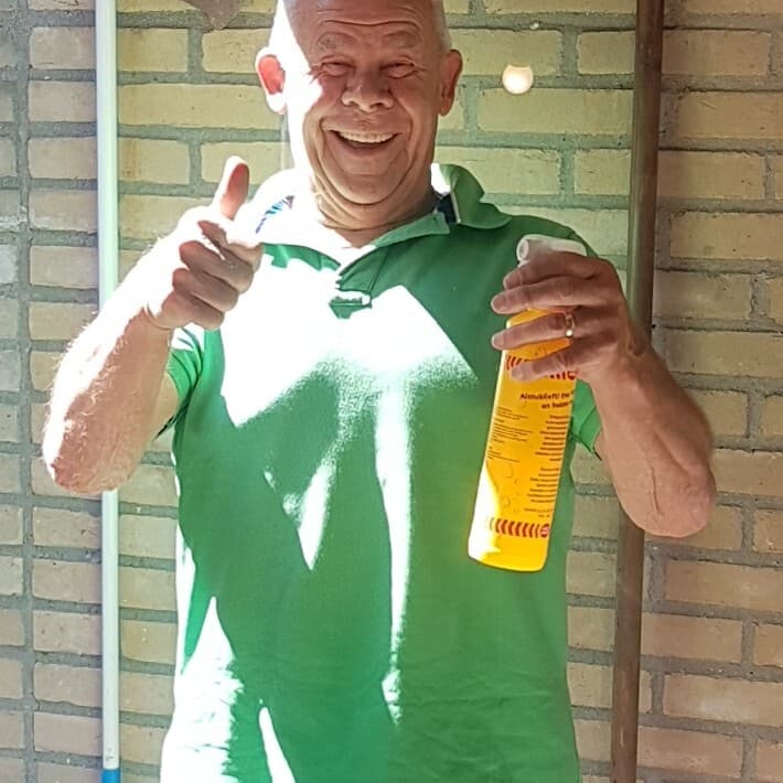 Herstel van ruitschade aan enkelglas in een schuurdeur in Meppel.