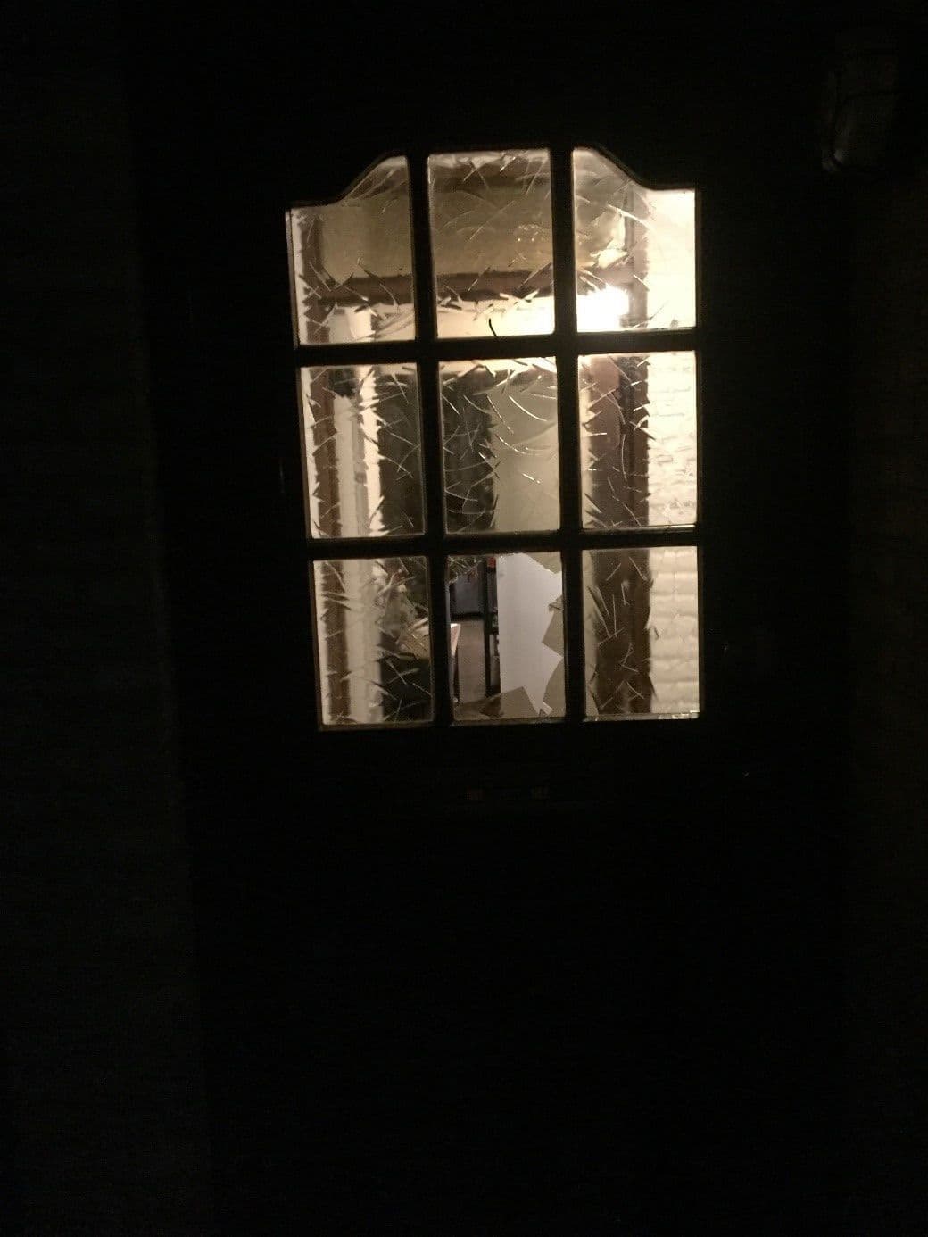 Herstel van ruitschade aan figuurglas in een voordeur in Goes.