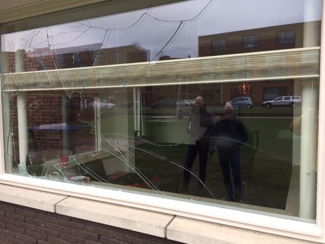 Beschadigde dubbelglasruit bij een woning in Alphen aan den Rijn