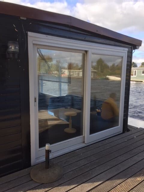Sneek woonboot glas vervangen