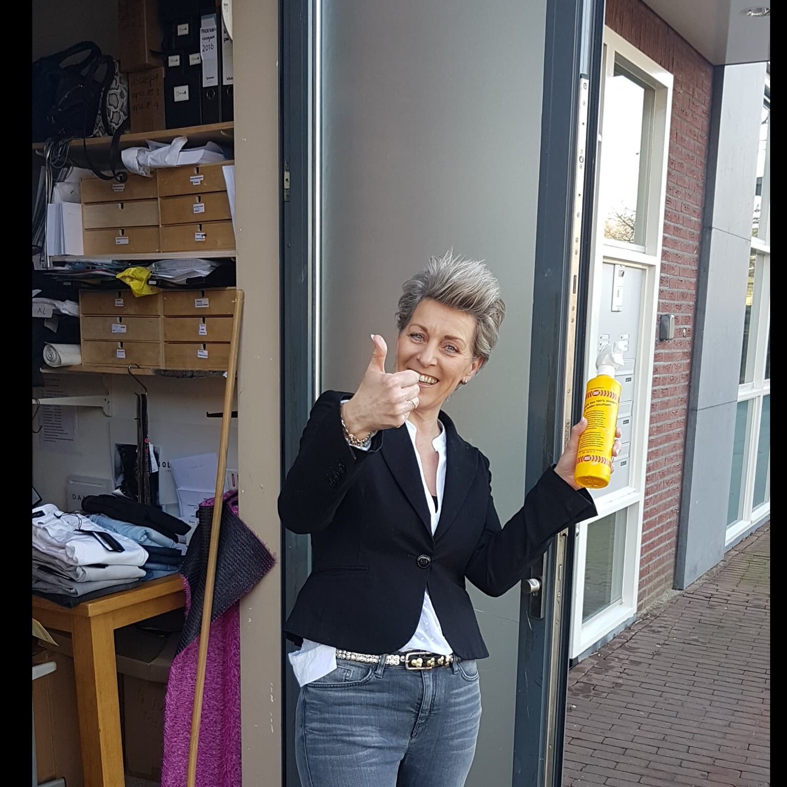 Spiegel op maat geplaatst in een winkelruimte in Brielle.