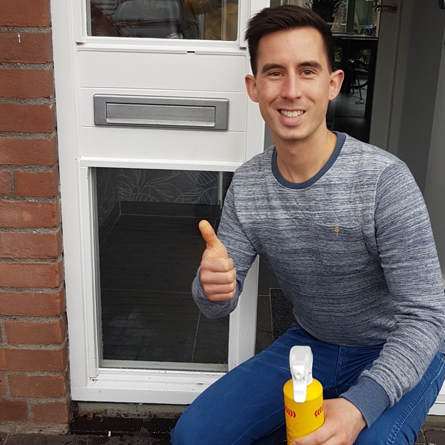 Tevreden klant bij een woning waar het bestaande glas is vervangen door isolerend HR++ glas voor meer comfort en een betere isolatie.