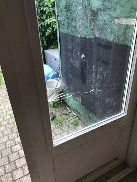 Dubbel glas vervangen na een thermische breuk bij een woning in Groesbeek.