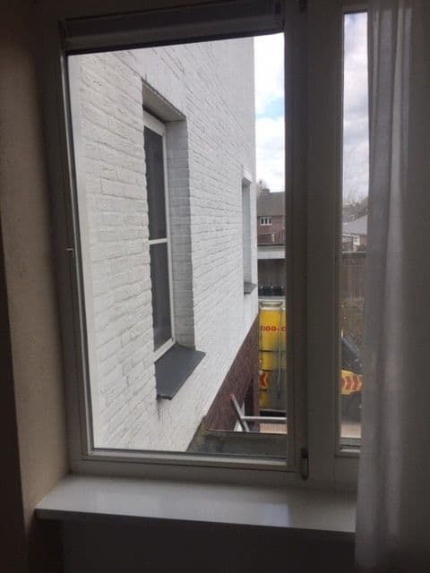 Dubbel glas vervangen na een thermische breuk bij een woning in Harlingen.