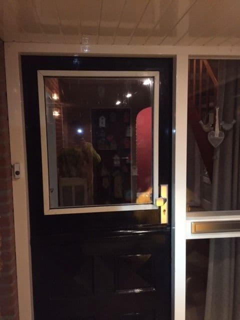 Figuurglas in de voordeur vervangen door isolerend HR++ glas bij een woning in Papendrecht.