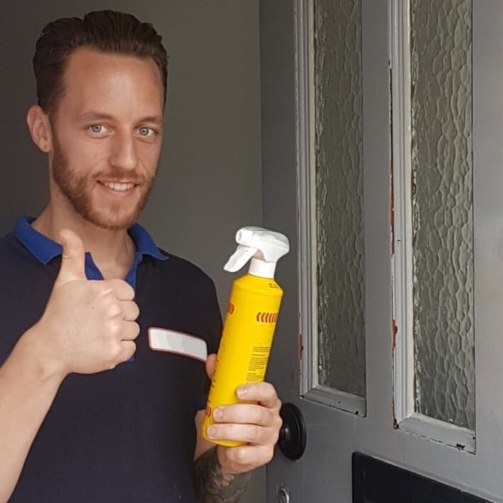 Herstel van ruitschade aan figuurglas in een voordeur in Huizen.