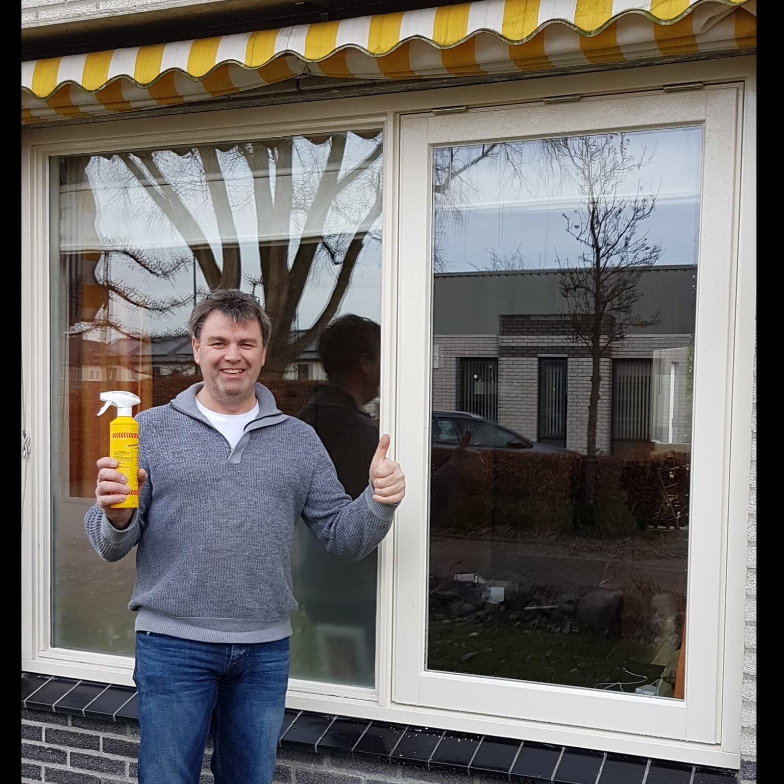 Isolatieglas geplaatst tijdens de renovatie van de zijgevel van een bedrijfspand in Veendam.