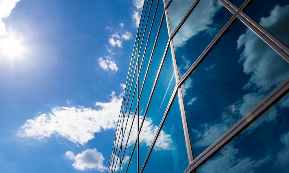 Zonwerend glas gebouw