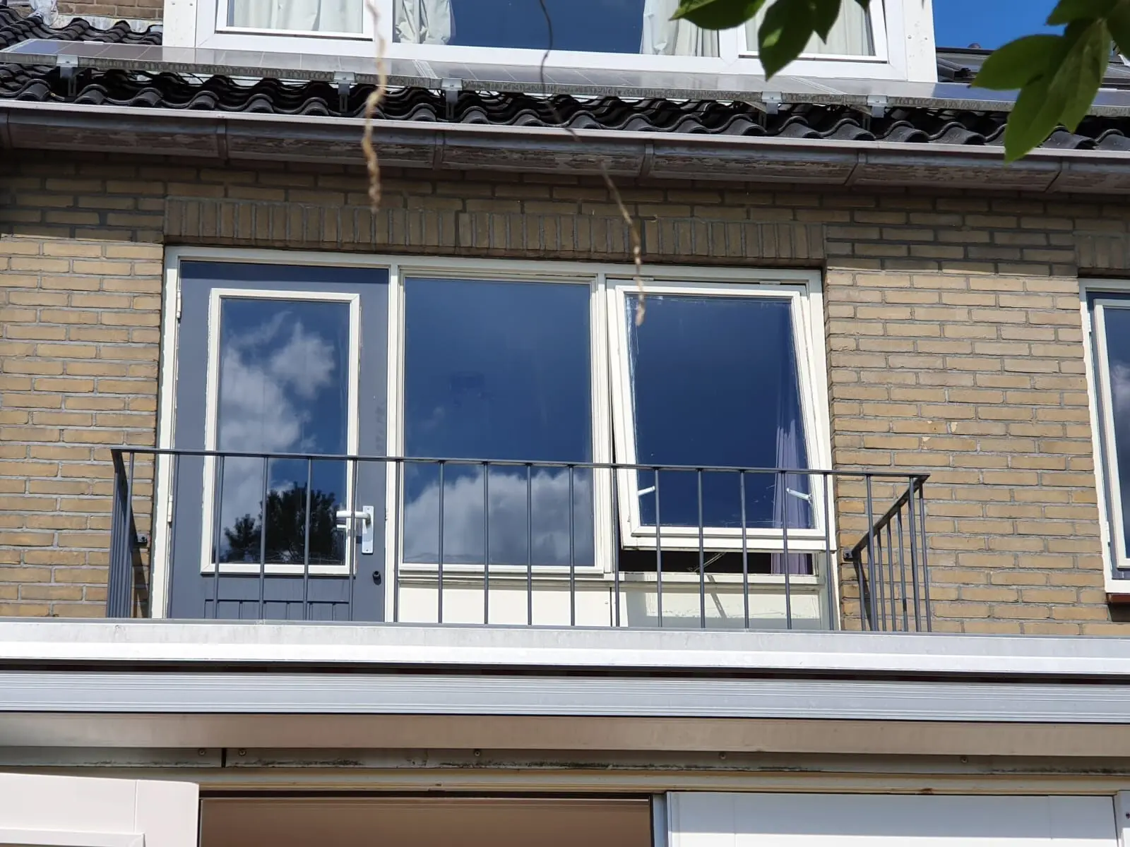 Balkon van een woning met deur en ruiten