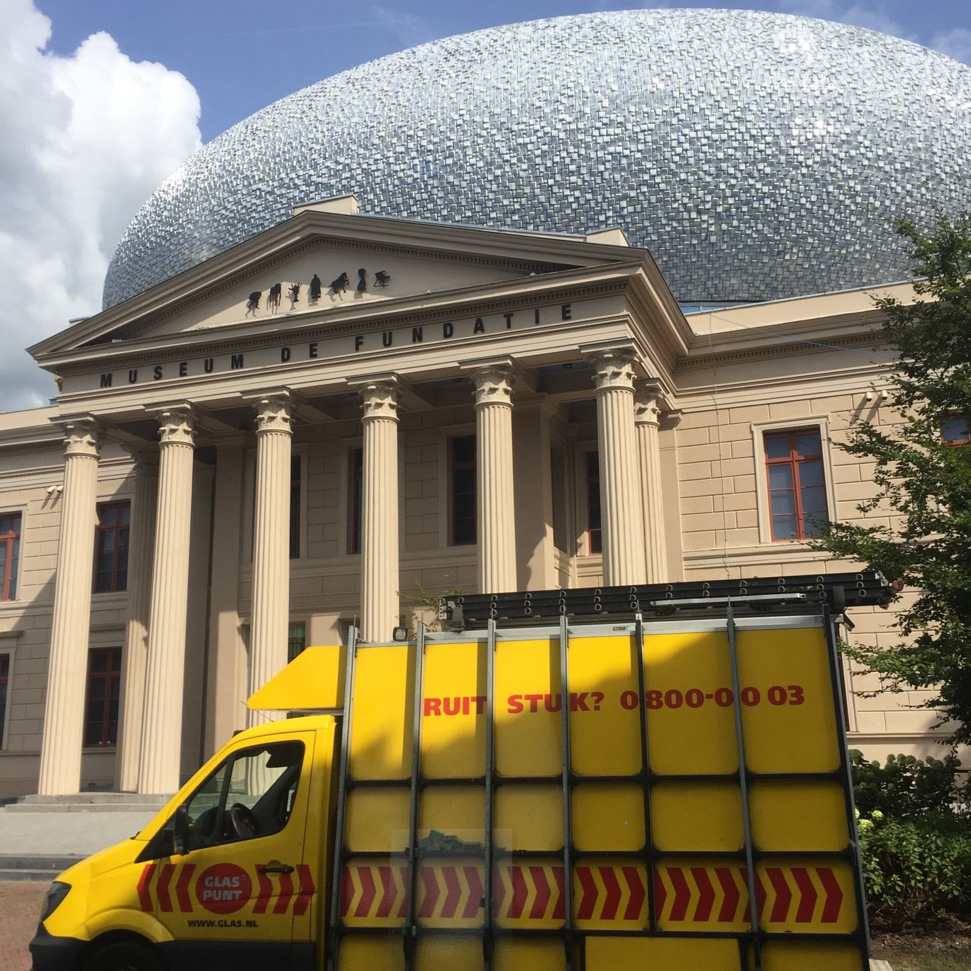 Glaspunt bus voor museum de fundatie