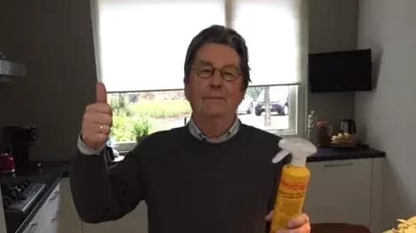 Tevreden klant met Glaspunt glascleaner in de hand