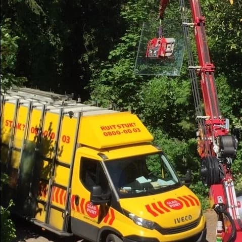 Glaspunt bus en kraan bij een klant