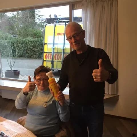 Twee klanten met een duim omhoog en de Glaspunt glascleaner na het vervangen van een lekke ruit