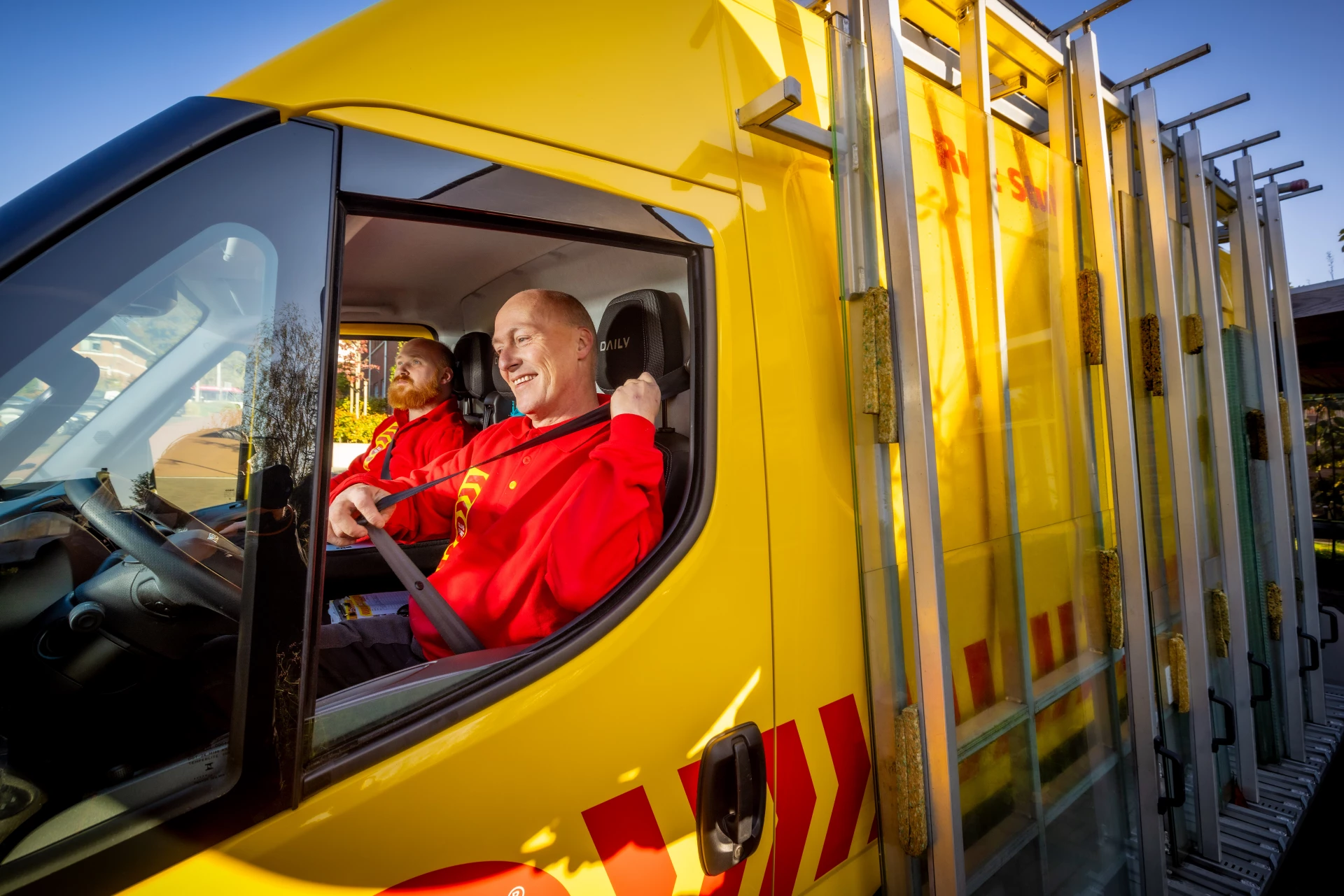 Glaszetter in de bus onderweg naar een klant