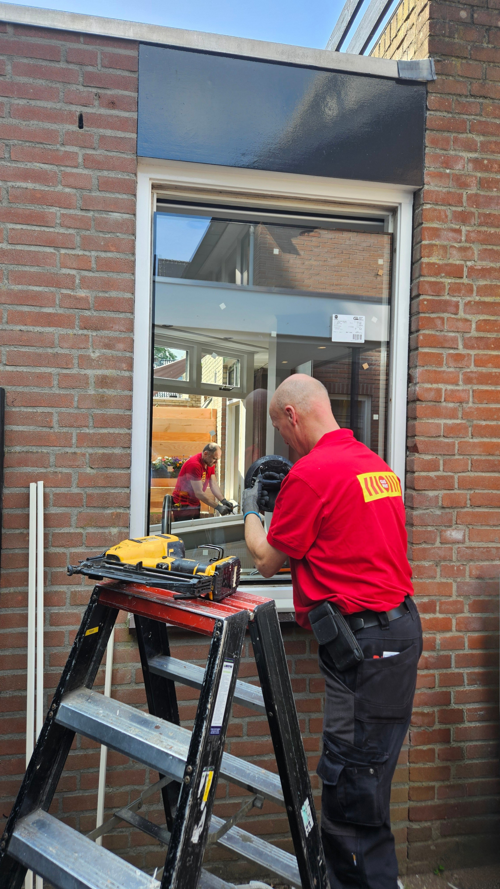 Nieuw glas monteren door glaszetter