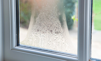 Lek glas met condens tussen de glasplaten