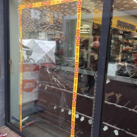 Plofkraak veroorzaakt ravage bij winkels en woningen gallerij afbeelding 1
