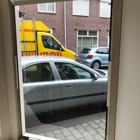 Vandalen vernielen ruit van woning