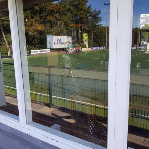 Ruitschade door hockeybal gallerij afbeelding 1