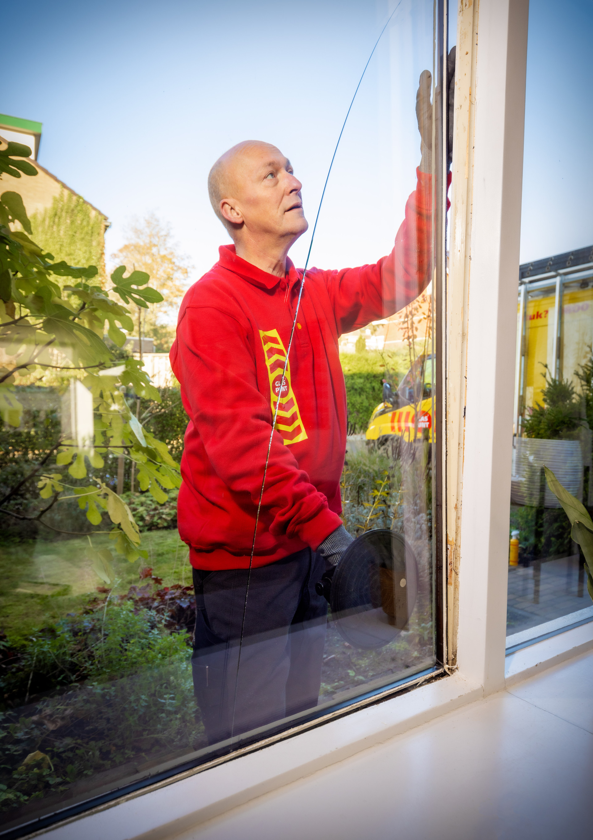 Glaszetter die glas vervangt