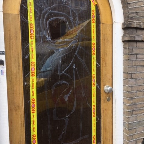 Gebarsten ruit voordeur vervangen met Niagara figuurglas gallerij afbeelding 1