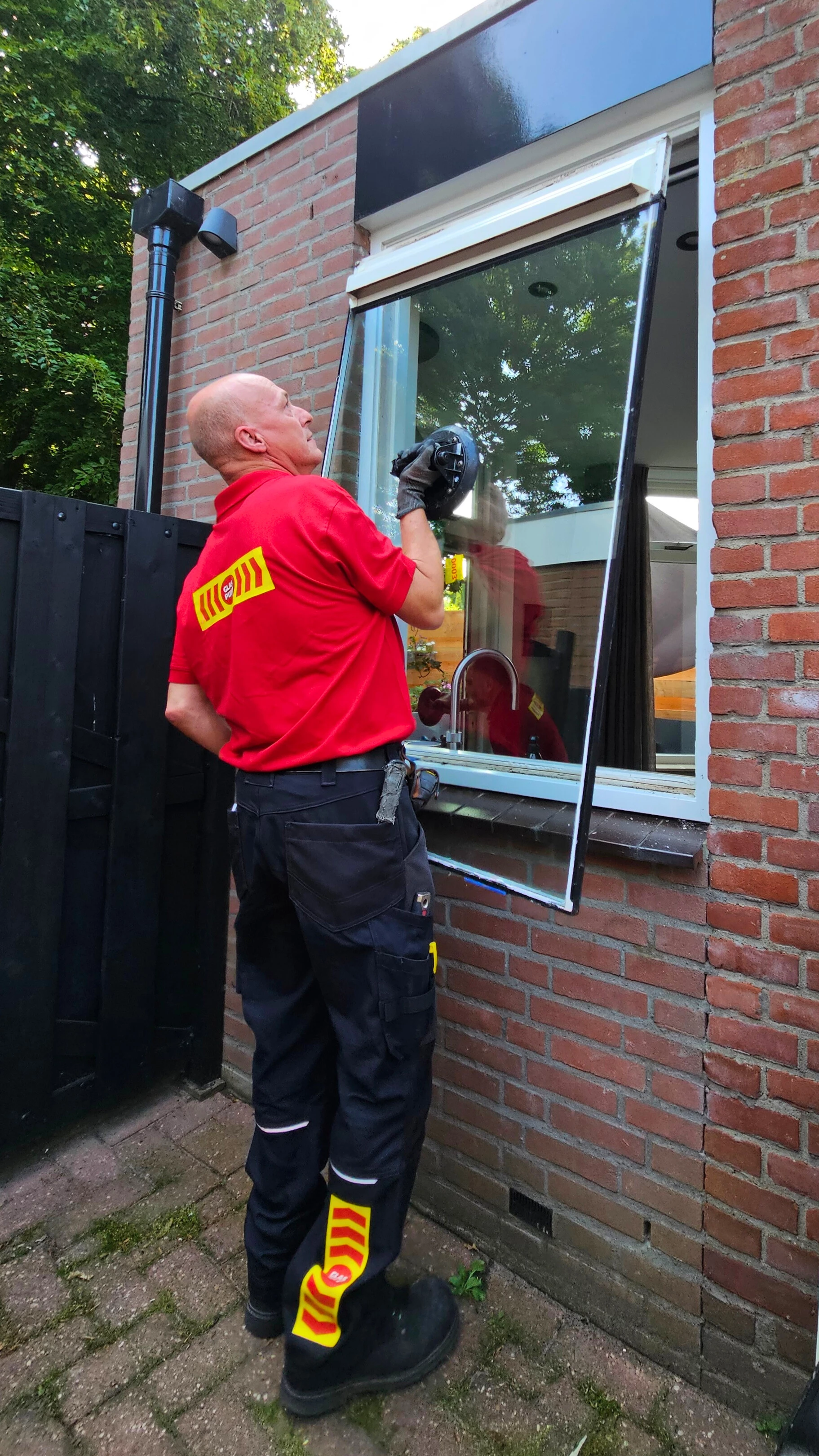 Dubbel glas wordt uit het kozijn gehaald