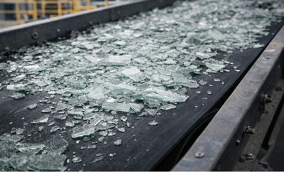 Gebroken vlakglas op loopband