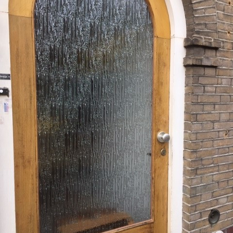 Gebarsten ruit voordeur vervangen met Niagara figuurglas