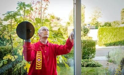 Glaszetter vervangt dubbel glas met zuignap