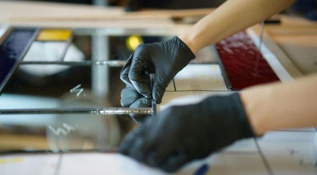 Specialist is bezig met glas-in-lood paneel maken