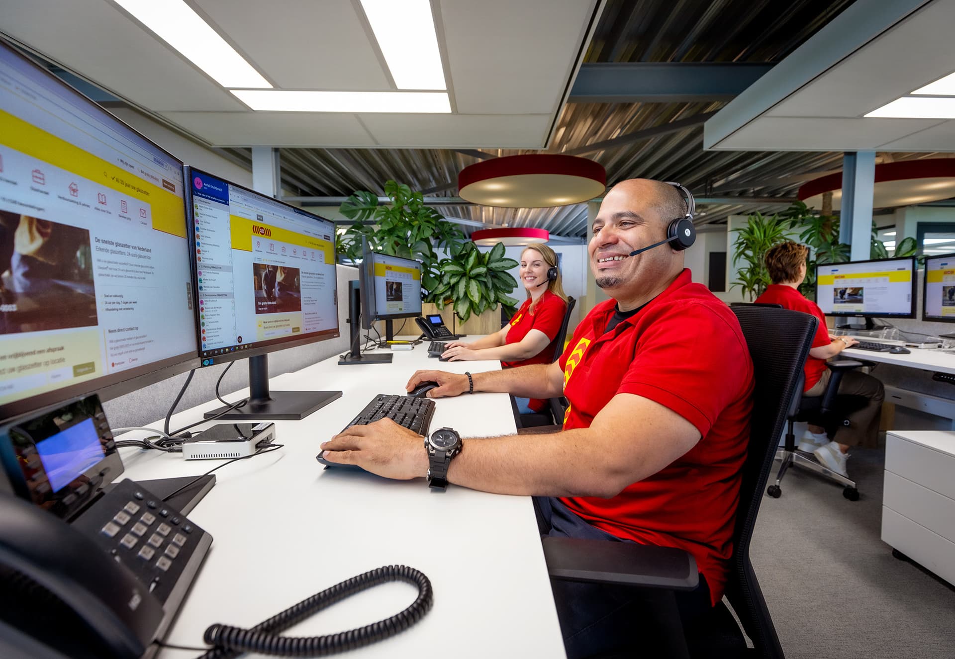 Medewerkers van het klantcontactteam zitten op kantoor achter de telefoon.