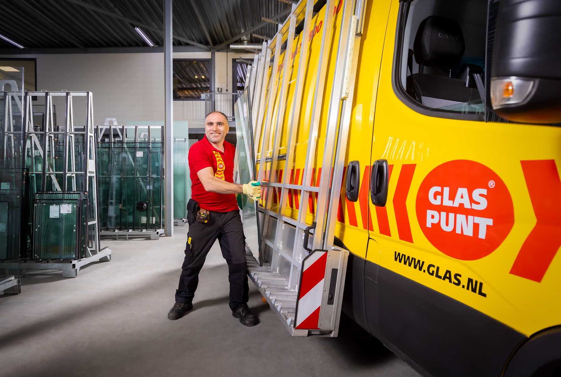 Glaszetter zet HR++ glas op glasbus